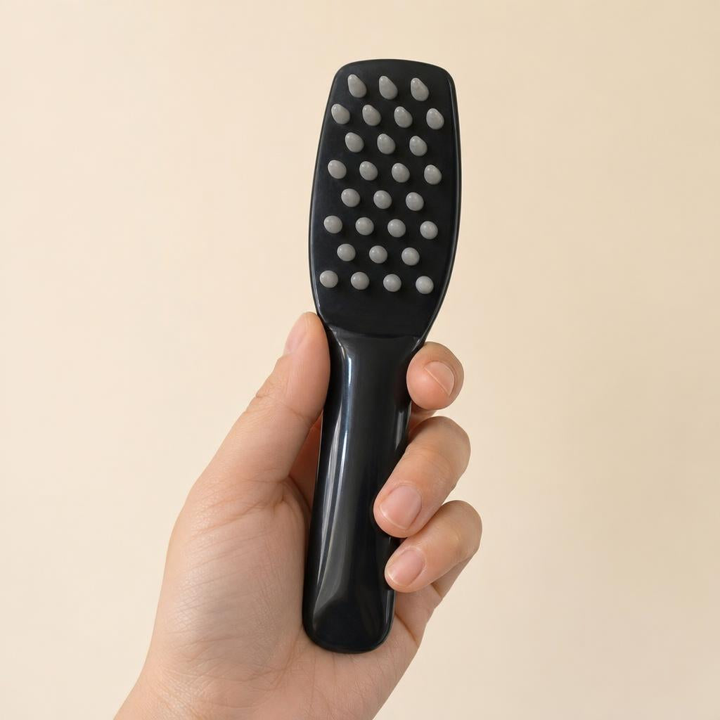 El peine Scalvia negro sujeto en la mano, para ver su tamano